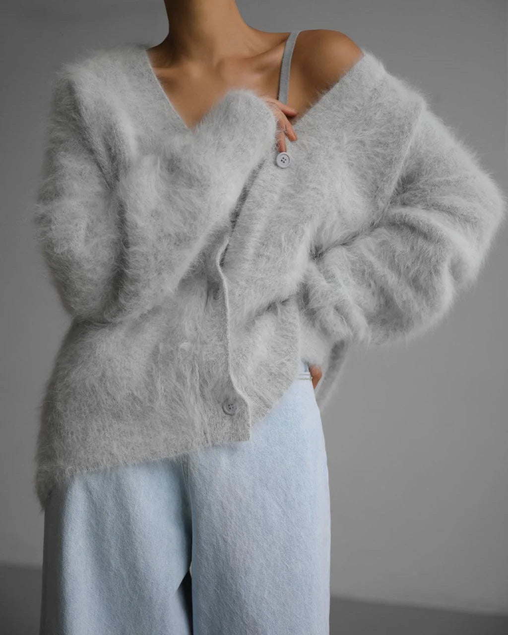 Cardigan femme loose col V boutonné en maille tricotée, pull chaud et élégant pour automne hiver, mode féminine chic et confortable