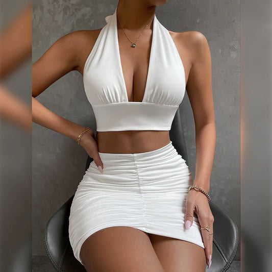 Ensemble 2 pièces femme avec top halter à lacets et jupe plissée hip-covering, look chic et élégant, tenue fashion pour soirées et événements