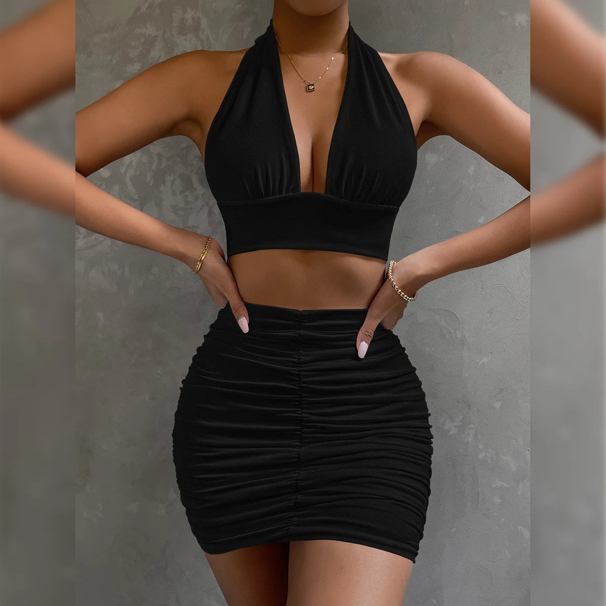 Ensemble 2 pièces femme avec top halter à lacets et jupe plissée hip-covering, look chic et élégant, tenue fashion pour soirées et événements