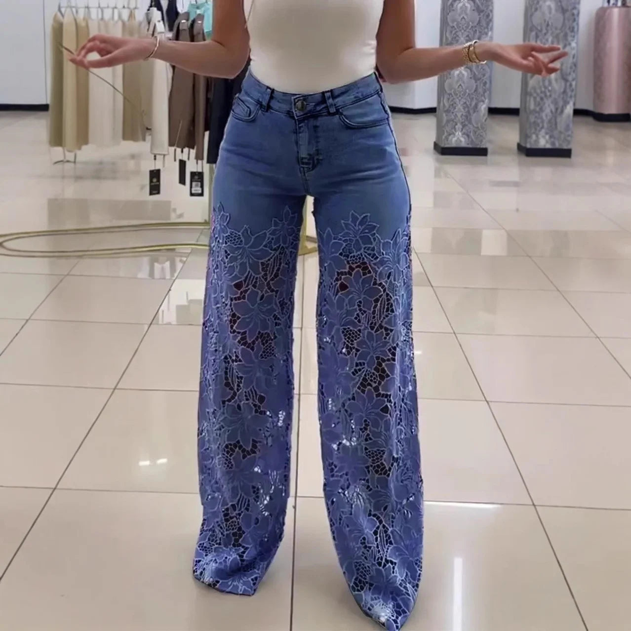 Jeans femme Y2K taille haute à jambes larges avec dentelle florale ajourée, pantalon droit tendance et élégant pour un look mode chic et décontracté.