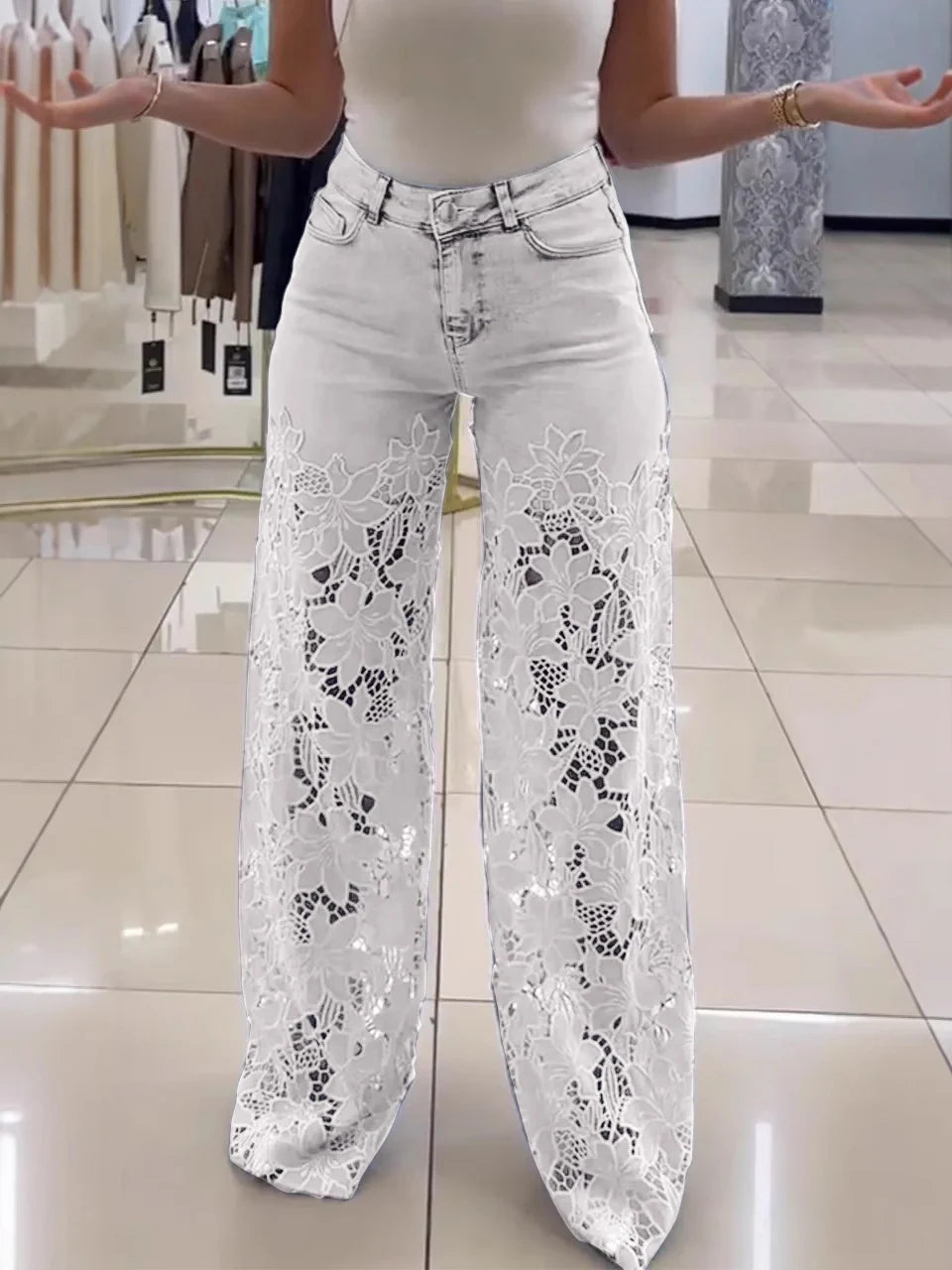 Jeans femme Y2K taille haute à jambes larges avec dentelle florale ajourée, pantalon droit tendance et élégant pour un look mode chic et décontracté.