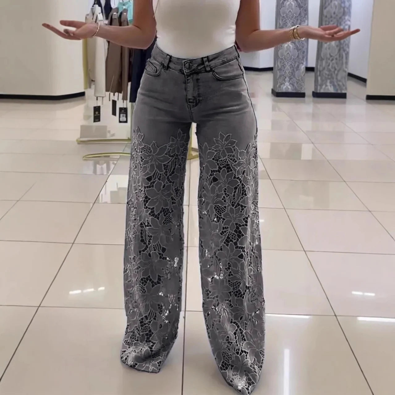 Jeans femme Y2K taille haute à jambes larges avec dentelle florale ajourée, pantalon droit tendance et élégant pour un look mode chic et décontracté.