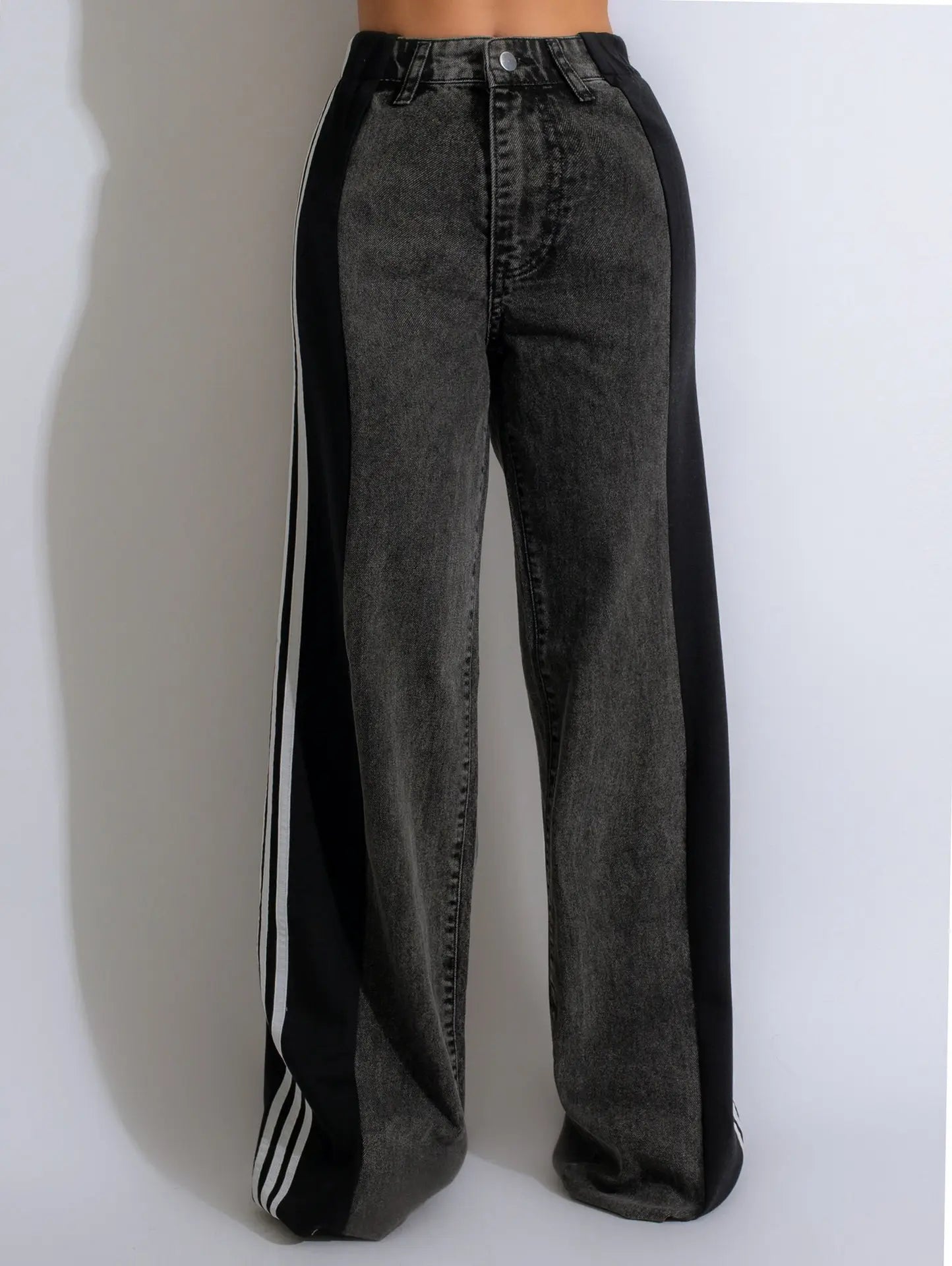 Pantalon large taille haute en denim patchwork à trois bandes pour femme, streetwear tendance 2026, confortable et stylé pour un look urbain
